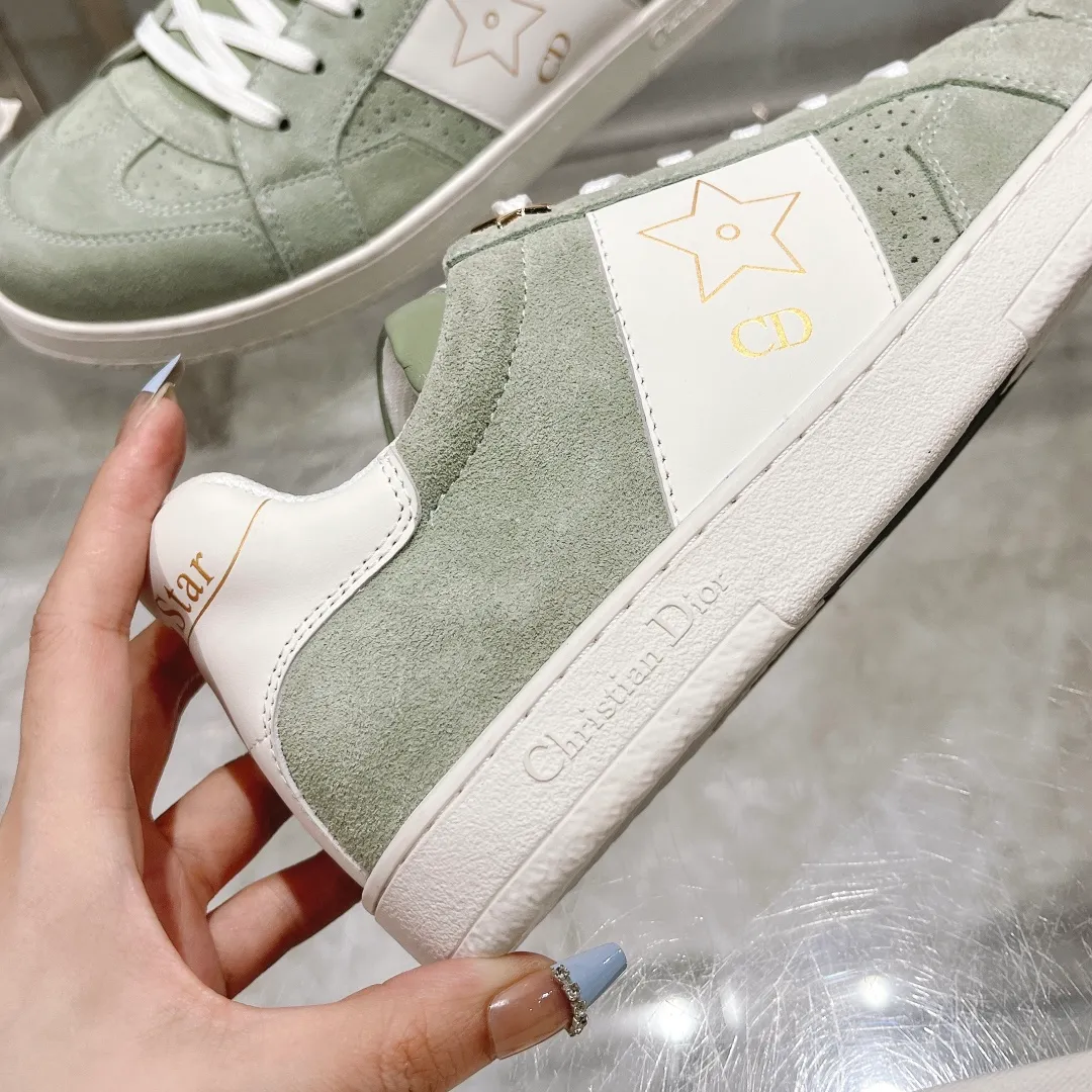 👟👟Ex-factory price 560👟👟Dior2024 new white shoes, Dior Dior Star women's sports shoes, very light summer white shoes. The upper is carefully made of imported suede, decorated with tonal suede panels, metal stars decorate the lace eyelets, and breathable mesh inside. The upper is punched and designed not to stuffy the feet. It is equipped with Christian Dior logo and thin soles. The thick sole is suitable for all seasons! Size: 35-41 (40 and 41 are customized and cannot be returned or exchanged)